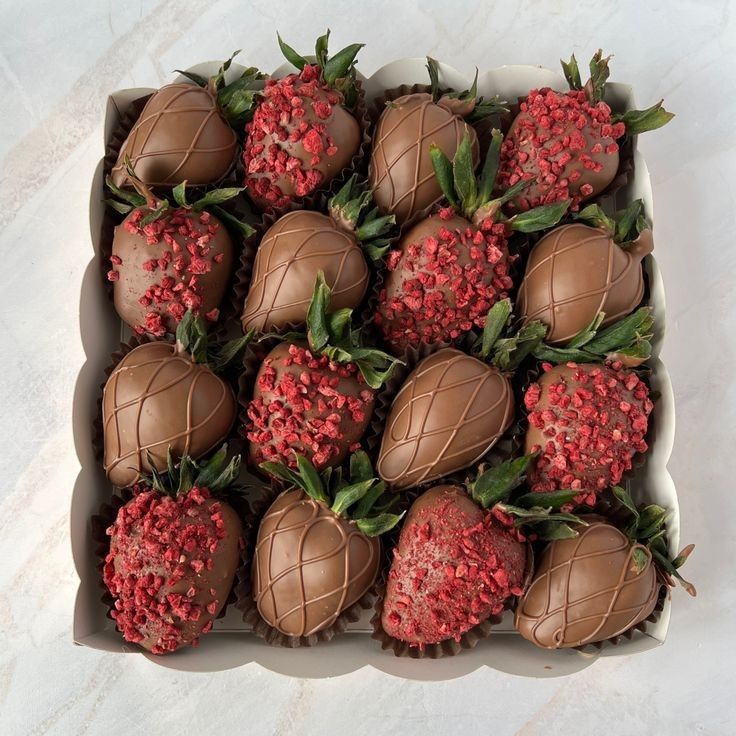 Strawberries in Chocolate, 16pcs